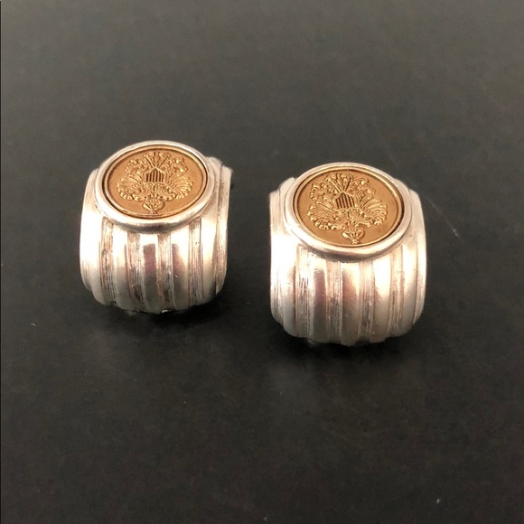 VINTAGE SILVERTONE & GOLDTONE CREST COIN EARRINGS - Picture 4 of 16